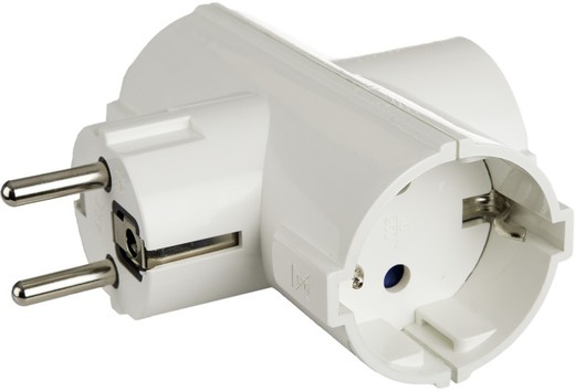 Drievoudige 2P+E-adapter, 16A 250V~. Witte kleur.