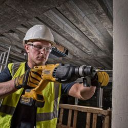 DeWALT Rotary Hammer DCH133M1-QW